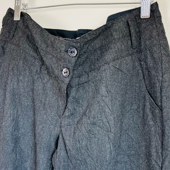 CHARCOAL GREY CRINKLE DESIGN CROPPED CUFFED TROUSERS - Picture 4 of 5